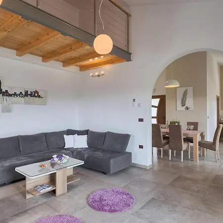 Linden Tree 펜션 풀라